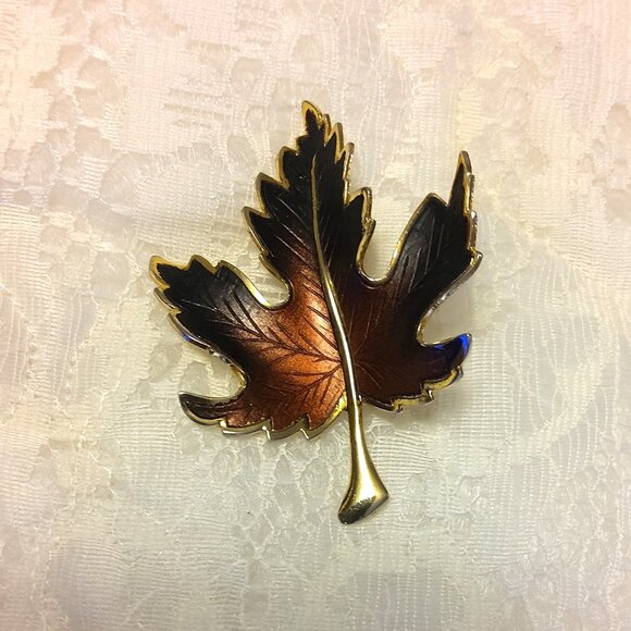 Vintage Gold Tone Maple Leaf Brooch Timeless VTG Jewelry Pin - Picture 1 of 6